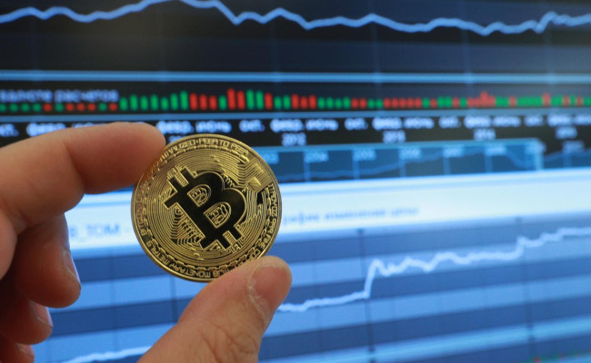 Биткойн и альткойны оказались под давлением в преддверии решения ФРС по процентной ставке