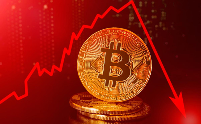 Bitcoin и Ethereum упали до месячных минимумов